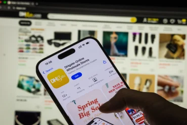Americans Bypass High Tariffs with Chinese E-Commerce Sites as TikTok Fuels Demand