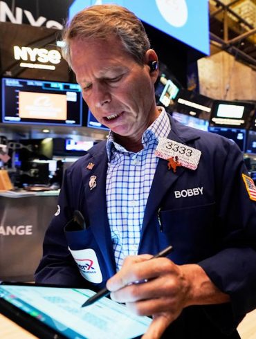 Dow Stumbles as Nvidia and UnitedHealth Slide While Investors Brace for Earnings-Fueled Week