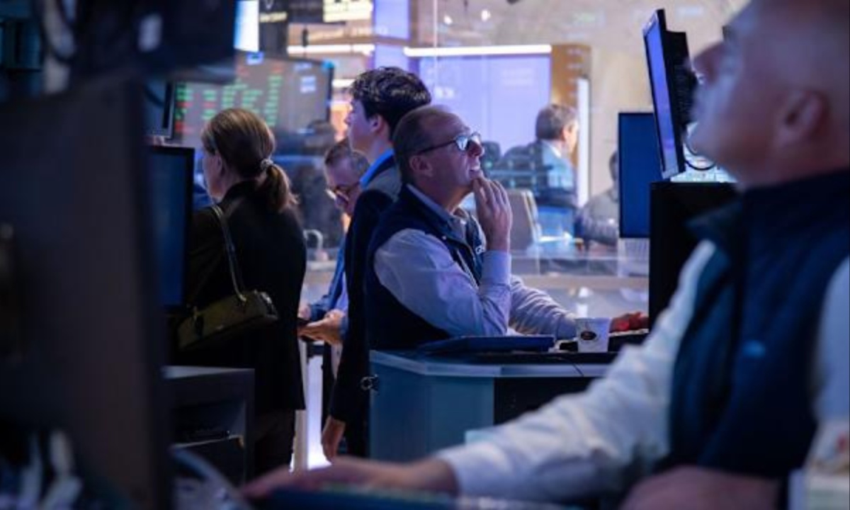 Dow Tumbles Below 38000 as Trump’s Fed Attacks Fuel Market Turmoil and Tech Stock Selloff
