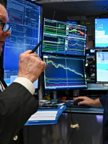 Stocks Fall as Tariff Fears Return, Auto Industry Slips and Bank Gains Offer Limited Relief